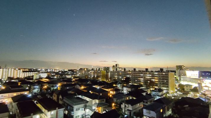 Take a picture of the city at dusk. Hand-held shooting and long-exposure camera shake are suppressed, but color noise is generally noticeable.The details of the building are not very clear