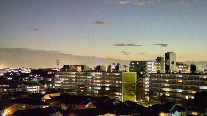 Switch the same scene as above to the telephoto camera and shoot. In addition to the color noise, some of the distant view lighting has turned purple.However, camera shake is relatively suppressed.