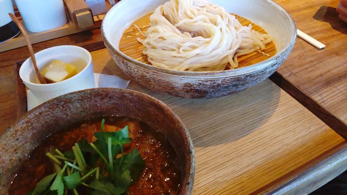 Taken with a standard camera.The texture of the wood grain of the bowl and table is well reproduced, and no color cast can be seen.