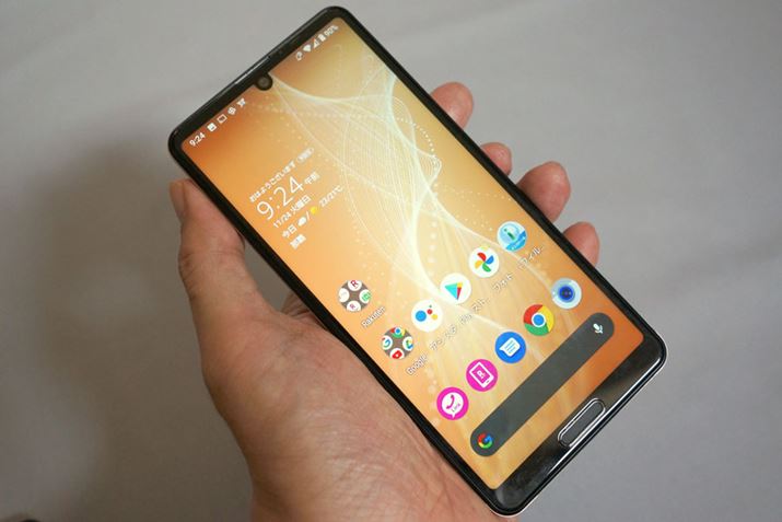 The body is slightly larger, but the impression when I pick it up remains the same.Sharp's original IGZO liquid crystal will continue to be used for the display