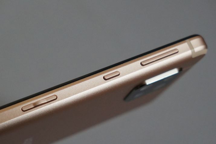 Three buttons lined up on the right side.Power button on the left, Google Assistant launch button in the center, volume button on the right