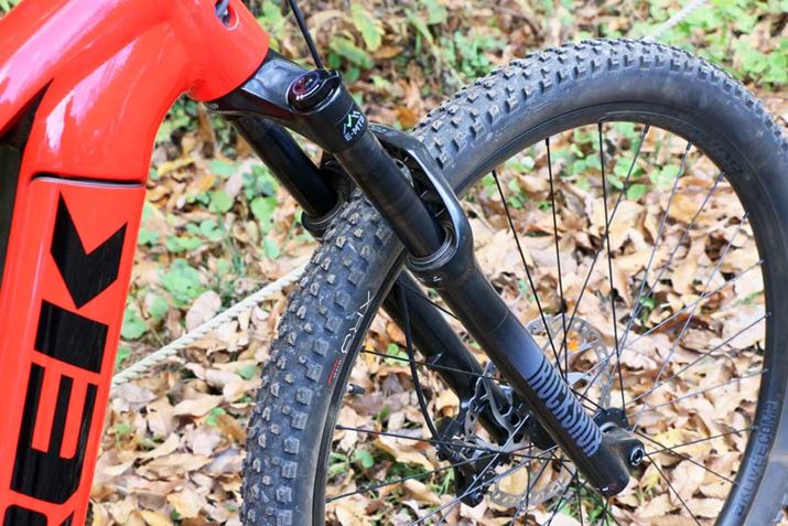 O29C`iSTCY27.5C`j̃zC[ɁA120mmgxRockShoxe-MTBtH[NZbg