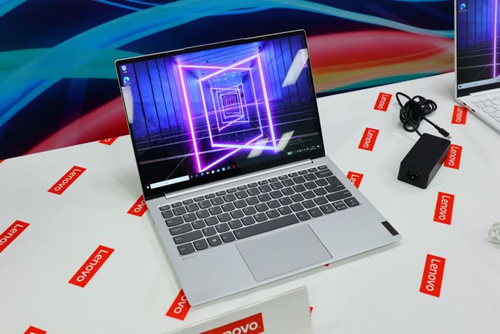 ^V[VYOGA Slim 750iBfBXvC̎dlXybŃAYOGA Slim 750i CarbonƋ