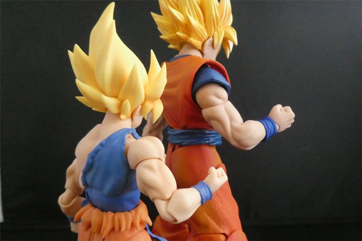 �]���̃t�B�M���A�i�ʐ^��O�j�ł́A�I���Ȃ��邽�߂Ƀv�����f���̂悤�ȕ����\�����̗p����Ă���A�����ڂ��l�Ԃ��ۂ�����܂���B�������A�ʐ^���̖{���i�����Ă��������I