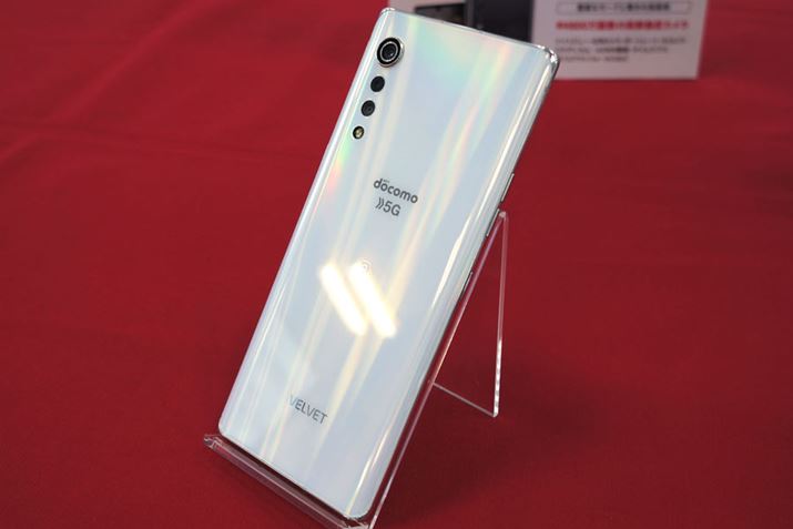 �J���������̏o�����肪�Ȃ��t���b�g�Ȕw�ʁB�]����V�V���[�Y��Q�V���[�Y�Ƃ͈قȂ�@�ׂȃf�U�C����