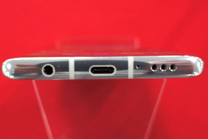 �{�f�B���ʂɁA�w�b�h�z���[�q��USB Type-C�|�[�g�𑕔�����