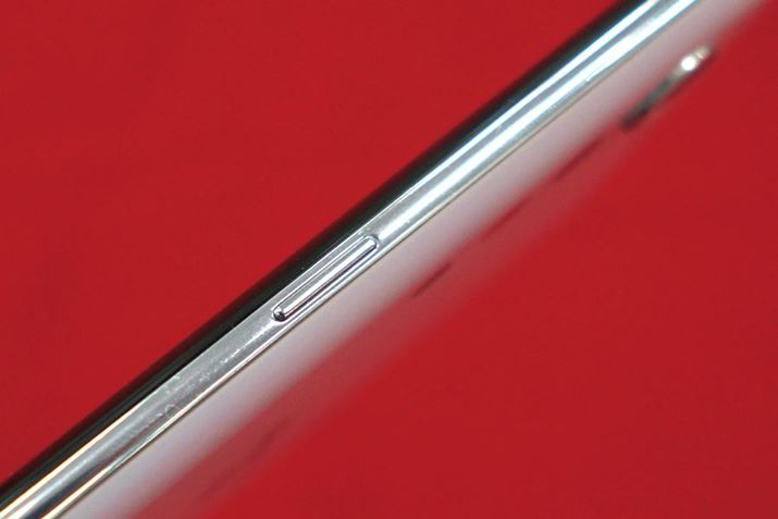 �E���ʂɂ͓d���{�^����z�u