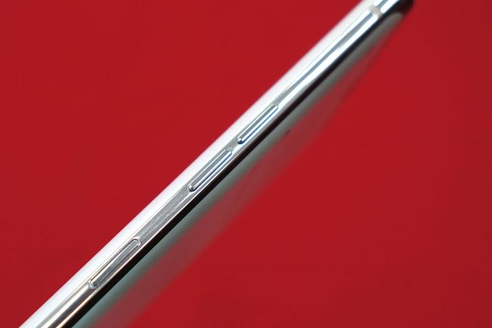 �����ʂɂ́A�{�����[���{�^���ƁAGoogle �A�V�X�^���g�̋N���{�^�����z�u�����