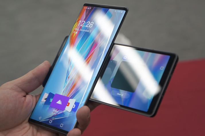 ���C���f�B�X�v���C���c�ɂ��ĕ\�����邱�Ƃ��\�B���C���f�B�X�v���C�ɒn�}��\�����A�T�u�f�B�X�v���C��SNS�Ȃǂ̃��b�Z�[�W��\������Ƃ����g�������ł���