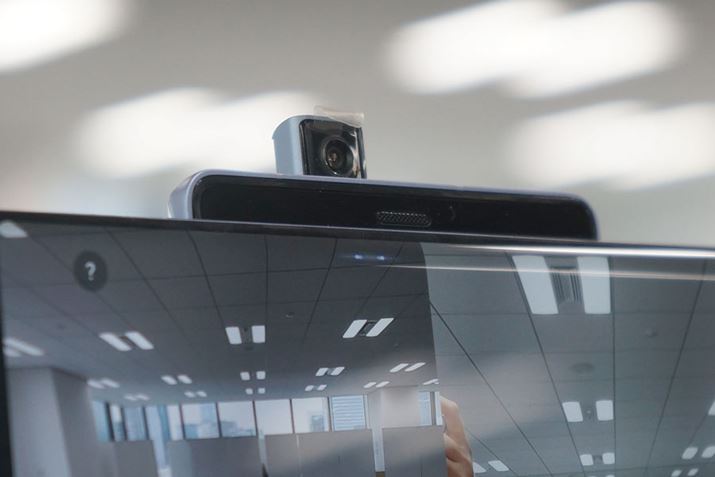 �t�����g�J�����́A�{�̂Ɏ��[����Ă���A�g���Ƃ��Ƀ��[�^�[�ł���オ��|�b�v�A�b�v�^�C�v