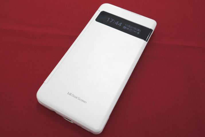 �w�ʂɂ̓T�u�f�B�X�v���C�𓋍ڂ��Ă���A�ʒm�A�C�R���⎞�ԂȂǂ�\���ł���