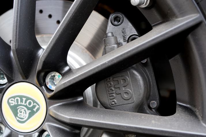 �t�����g�u���[�L�ɂ�AP���[�V���O����2�|�b�h�L�����p�[�𑕔��B�������┽���A�y�_���^�b�`�̂悳���ɂ߂ďG��ł�