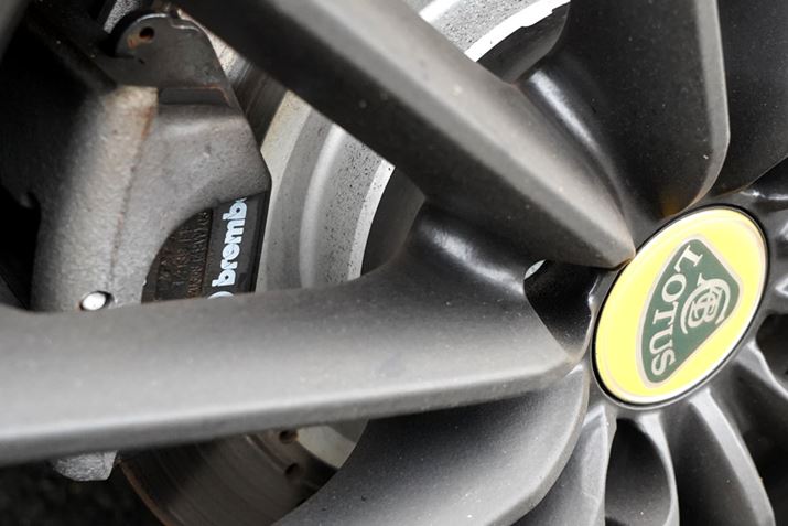 �����̃u���[�L�̓u�����{�����A�V���O���s�X�g���L�����p�[�𑕔��B�O��Ńu�����h���قȂ�u���[�L�𑕔����钿�����P�[�X�ł�