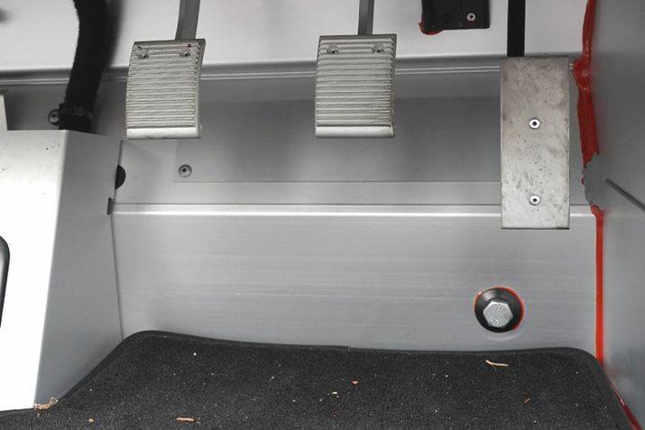 �y�_���̓��[�V���O�J�[�I�ɏォ��݂艺������^�C�v�B�A�N�Z���̔������ɂ߂ĉs�q�Ȃ̂ŁA�u�q�[���A���h�g�D�v�����₷���̂��A�y�����𑝂��|�C���g