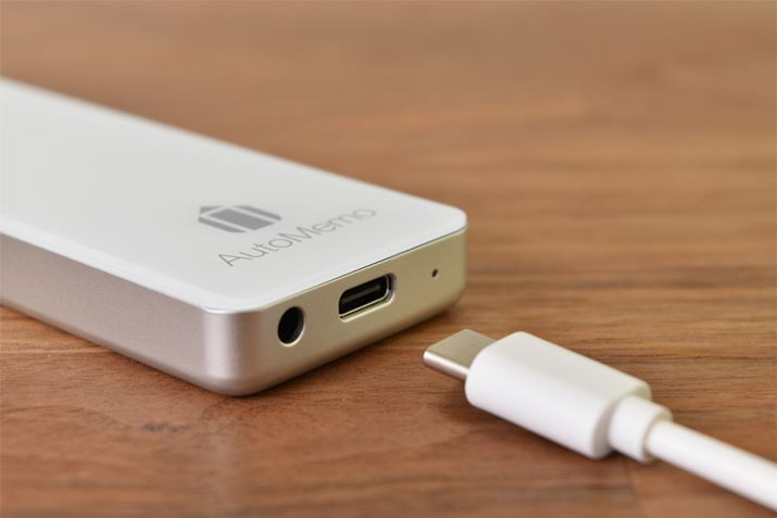 [d͖{̒ʂUSB Type-C|[gsBobe[eʂ1,400mAhŁAA^Ԃ͖5.5A[dԂ͖2.5ԁBUSB Type-C|[gׂ̗ɂ́AOt}CNp3ɃXeI}CN[q