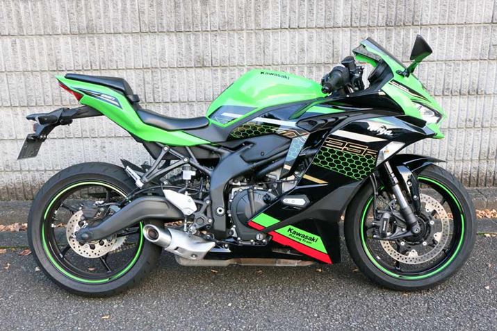 񎎏悵̂́ACO[×G{j[̃J[܂ƂuNinja ZX-25R SE KRT EDITIONvBTCY1,980iSj×750iSj×1,110iSjmmŁAԗdʂ184kg