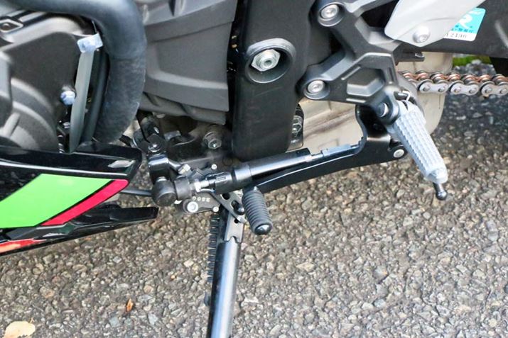 Ninja ZX-25R SENinja ZX-25R SE KRT EDITIONɂ́ANb`ȂŃVtgAbv/_EłNCbNVt^[ĂBVtg_Eɂ͋ԂŃGW]킹I[gubp[@\