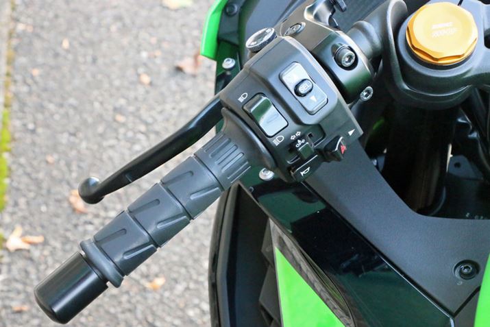 p[[h̐؂ւȂǂ͍葤̃{^ōsBrCʂ̃X[p[X|[cł͈ʓIȋ@\A250ccNXɑꂽ̂͂ꂵ