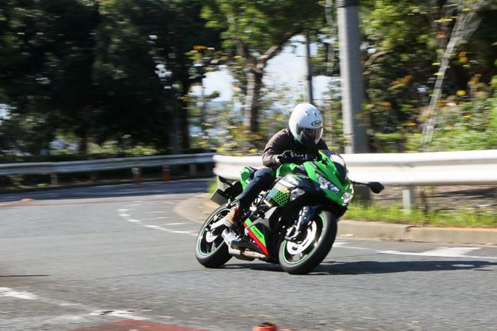 C̓[VO}VI łAXs[h͖@葬xAȂă}VNinja ZX-25RȊOɂȂ낤Bł΁AT[LbgłĂ݂