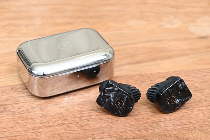 j[[Ñv~AI[fBIuhAMASTER & DYNAMIC肪mCYLZO@\ڊSCXCzuMW07 PLUSvBAZe[gfނptFCXv[g͂ЂƂЂƂfUCقȂĂAP[XfUCƑ܂Ă܂ŃWG[̂悤ȍ