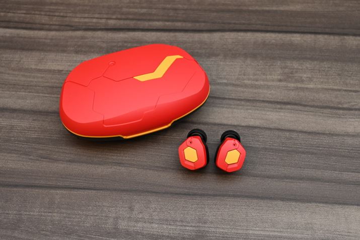 2@`[tɂuFI-EVATW02vB×̃rrbhȃJ[Oڂ