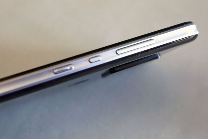 uAQUOS sense4vɓڂuPaygK[vGoogleAVX^ǧĂяo{^ڂĂBFeliCa|[g񓋍ڂĂ