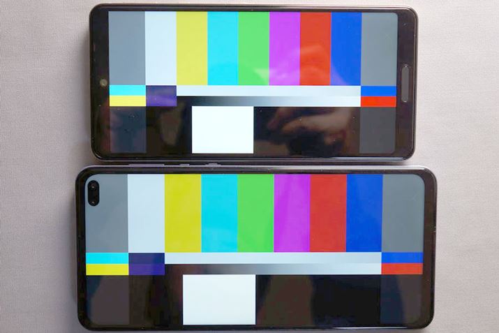 オuAQUOS sense4vA{@BJ[o[\AԂo[̔FƁAuAQUOS sense4v̂قN₩Ɍ