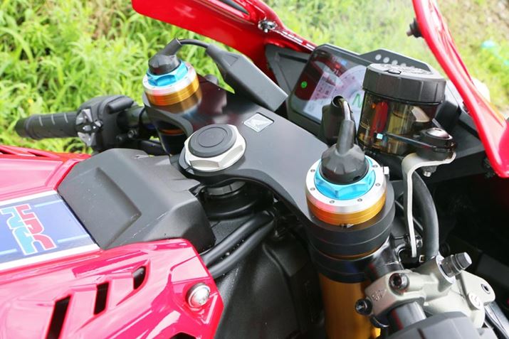 CBR1000RR-R FIREBLADE SPɂOHLINS̓dqNPXtgtH[N𑕔BC_[̍D݂ɉČ͂ȂǂdqIɒł