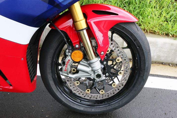 CBR1000RR-R FIREBLADE SP̓u[Lu{BẼ[XV[Ŋ􂵂Ă鍂ip[cŁA͂łȂRg[ɂ