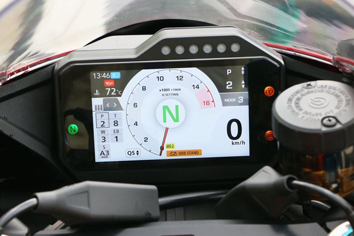 t[^[3ނ̕\ɐ؂ւ\Bʏ㕔ɂ̓Vtg^C~Om点郉CgĂAC߂Ă