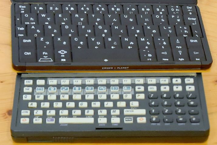 Cosmo Communicator with HDMIi摜jHP200LXi摜j̃L[{[hB悤Ȓ[łAL[{[h̎dl傫قȂĂ܂