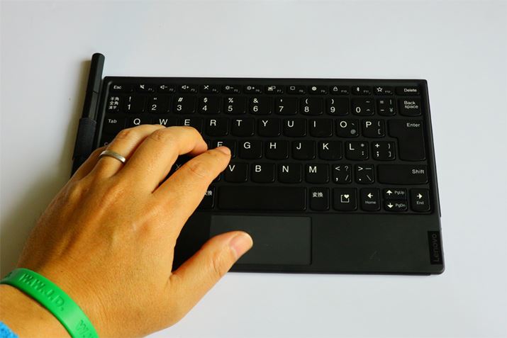 �L�[�{�[�h�͂������ɏ��^�Ŋ����܂Ŏ��Ԃ������肻���B�^�b�`�p�b�h���ɏ��Ȃ̂ŁA�}�E�X�͕K�{��