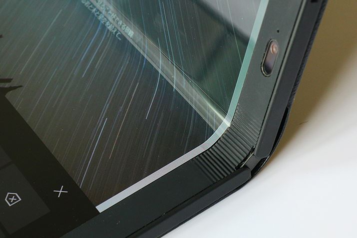 �܂肽���ޕ����̋@�\�i�q���W�����j�ɂ́A���{�`���H�|�̎O���D������C���X�p�C�A���ꂽ�\�����̗p���Ă���B�Ȃ��镔�����悭����Ə��������g�����Č����邪�A�L����Ƃ܂������C�ɂȂ�Ȃ�