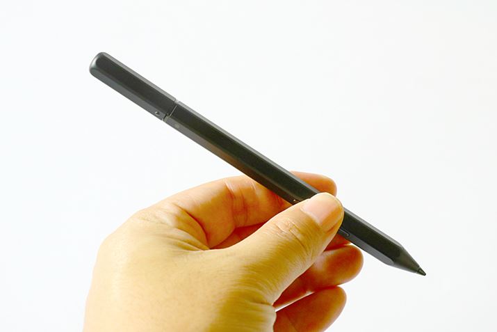 ���߂ň���₷��Lenovo Mod Pen�B�y����̋t�����O����USB Type-C�|�[�g������A�t����AC�A�_�v�^�[���g���ď[�d����B