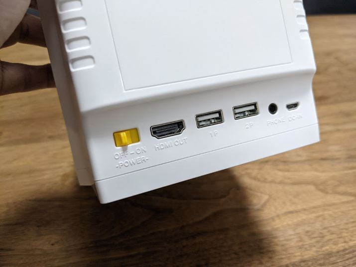 wʂɂ͓d{^HDMI|[gAUSB|[g×2ACzWbNi͂ꂵIjAdpmicroUSB|[gт܂B͎̂܂