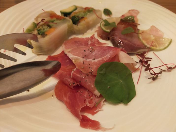 dF̏Ɩ̓XŗBeB͓̈ۂɋ߂g[AvV[g̐FI[uIC̃LLȂǁAKxɐĂ镔