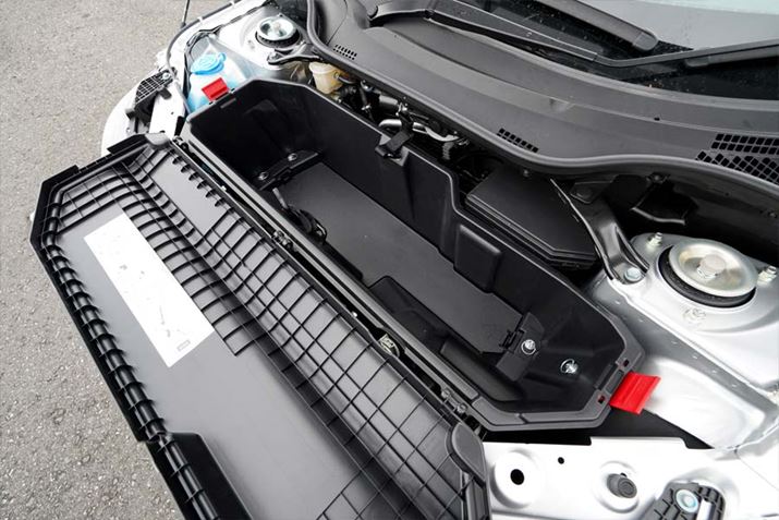 �{���l�b�g�̉��ɂ͊O�����y���i�[���邽�߂̃X�y�[�X���݂����Ă��܂��B�ו�����Ƃ��Ă͂��܂���҂ł��܂���