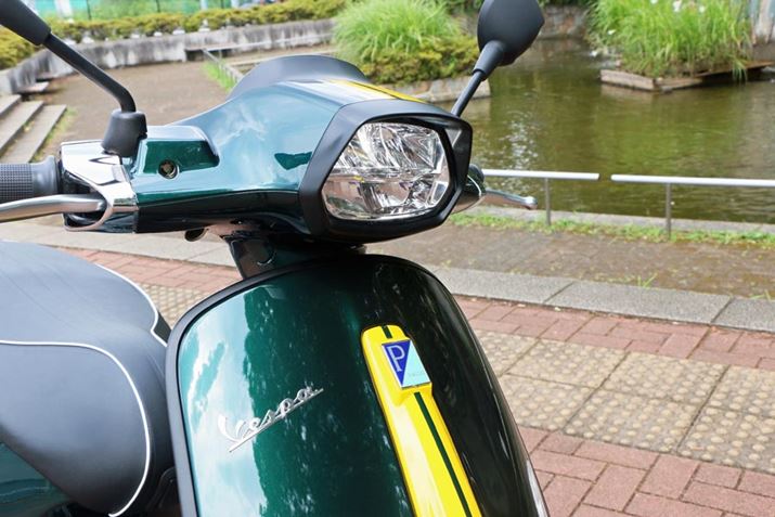 1963ŃuVespa GLvɍ̗pĈȗÃfɍ̗pĂp^̃wbhvBx[XԂłuSprint 150 ABSvɂ̓bL[Ă邪ASprint 150 Racing Sixties̓ubNƂA܂ۂƂȂ