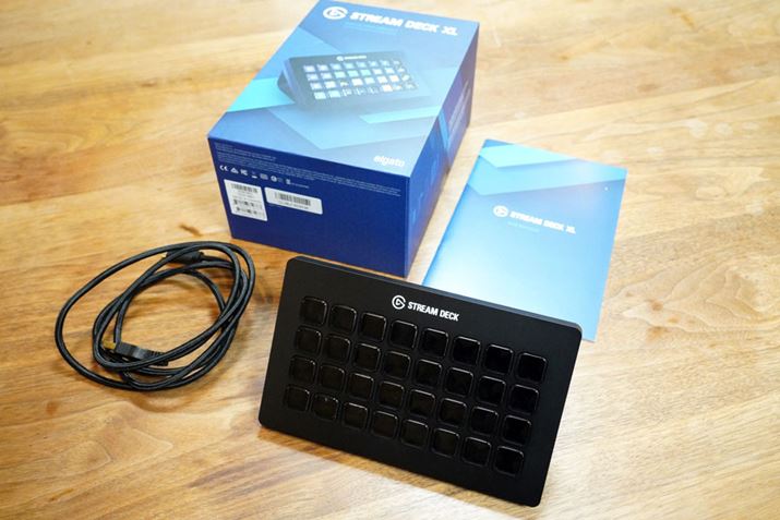 STREAM DECK XL{̂̂قɁAPCƐڑ邽߂USB Type-CP[uƁAƏd̂X^htĂ܂