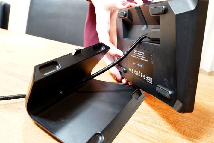 X^hɂ́ASTREAM DECK XL̔wʂɐڑUSB Type-CP[uʂ߂̌󂢂Ă܂B܂AX^h̒ɂׂ~߂tĂ܂A}EXpbh̏ɒuƏXׂ̂ŁAӁBX^hݒuꏊɋC܂傤