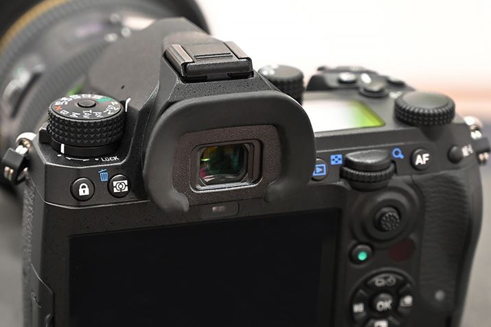 K-3 Mark IIǏwt@C_[́Ago\ɂȂǂ̍HvɂĔ`݂₷ȂĂ܂B܂APENTAX჌tƂď߂ăACZT[ڂĂ܂