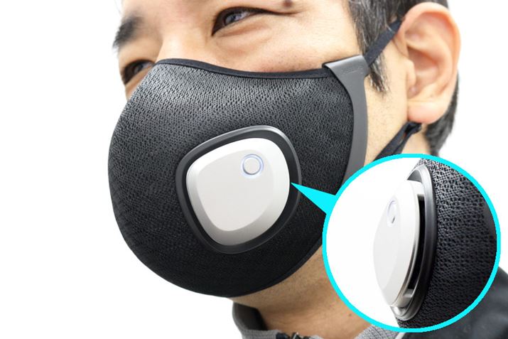 F̃p[c̕Ƀt@𓋍ځB̃p[c̉ɔrC݂ĂA}XN̋C͉ɔro