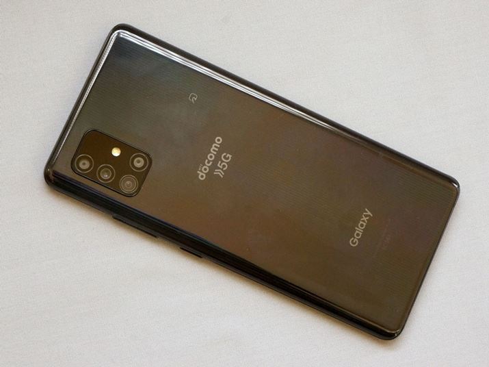 �w�ʂ̃f�U�C���͍���ɃJ�������W��������Galaxy�V���[�Y�̓������󂯌p��������