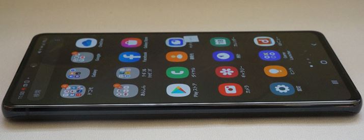 �f�B�X�v���C�͏�ʃ��f���́uGalaxy S�v�V���[�Y�Ƃ͈قȂ镽�ʃf�B�X�v���C��