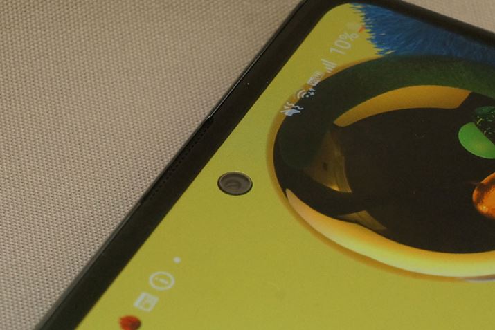 �f�B�X�v���C�㕔�ɁA�t�����g�J���������߂������ȃp���`�z�[���������