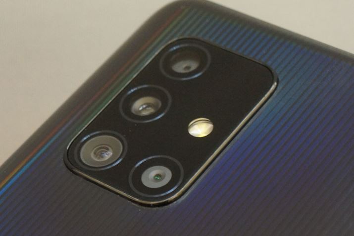 ���C���J������4��̃J�����𓋍ڂ���N�A�b�h�J�����d�l