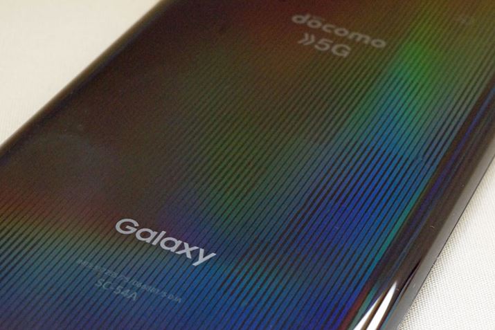 �w�ʂɂ́A���G�ɔ��˂���v�����g���{����Ă���