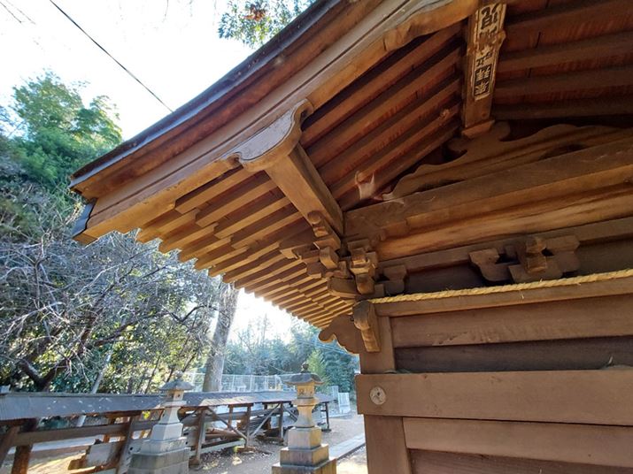 ��Ɠ����V�[���𒴍L�p�J�����ɐ؂�ւ��ĎB�e�B35mm���Z��13mm�Ƃ������L�p�̂��߁A�w�i�̐Γ��ĂȂǂ̂䂪�݂͖ڗ��B�������A�r��₷�����ӕ����̃m�C�Y�͏��Ȃ�