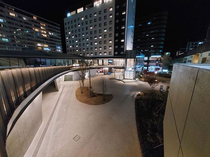 ��Ɠ����V�[���𒴍L�p�J�����ɐ؂�ւ��ĎB�e�����B13mm�Ƃ����œ_�����𐶂����A���̗͂l�q���L���\�}�Ɏ��܂�B�W���J�����Ƃ��g�[�����قȂ邪�A�m�C�Y�����Ȃ��N���A�ȉ掿��