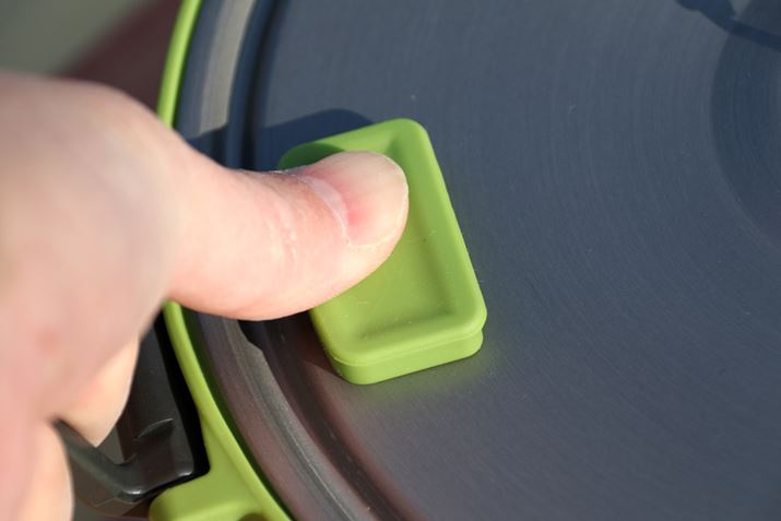 A~̃t^͔MȂ܂At^ɑꂽVR[̃pbhɎwuΖȂBnh߂ɔzuĂ̂Ńnh܂܉邱ƂłA؂蒆Ƀt^ɍς݂܂